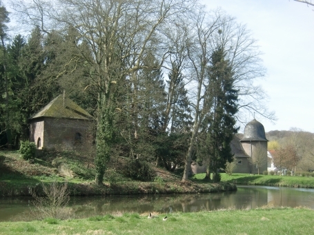 Übach-Palenberg : Wassergraben des Schlosses Rimburg